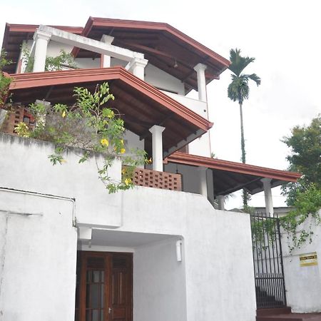 Golden Shower Inn Kandy Esterno foto