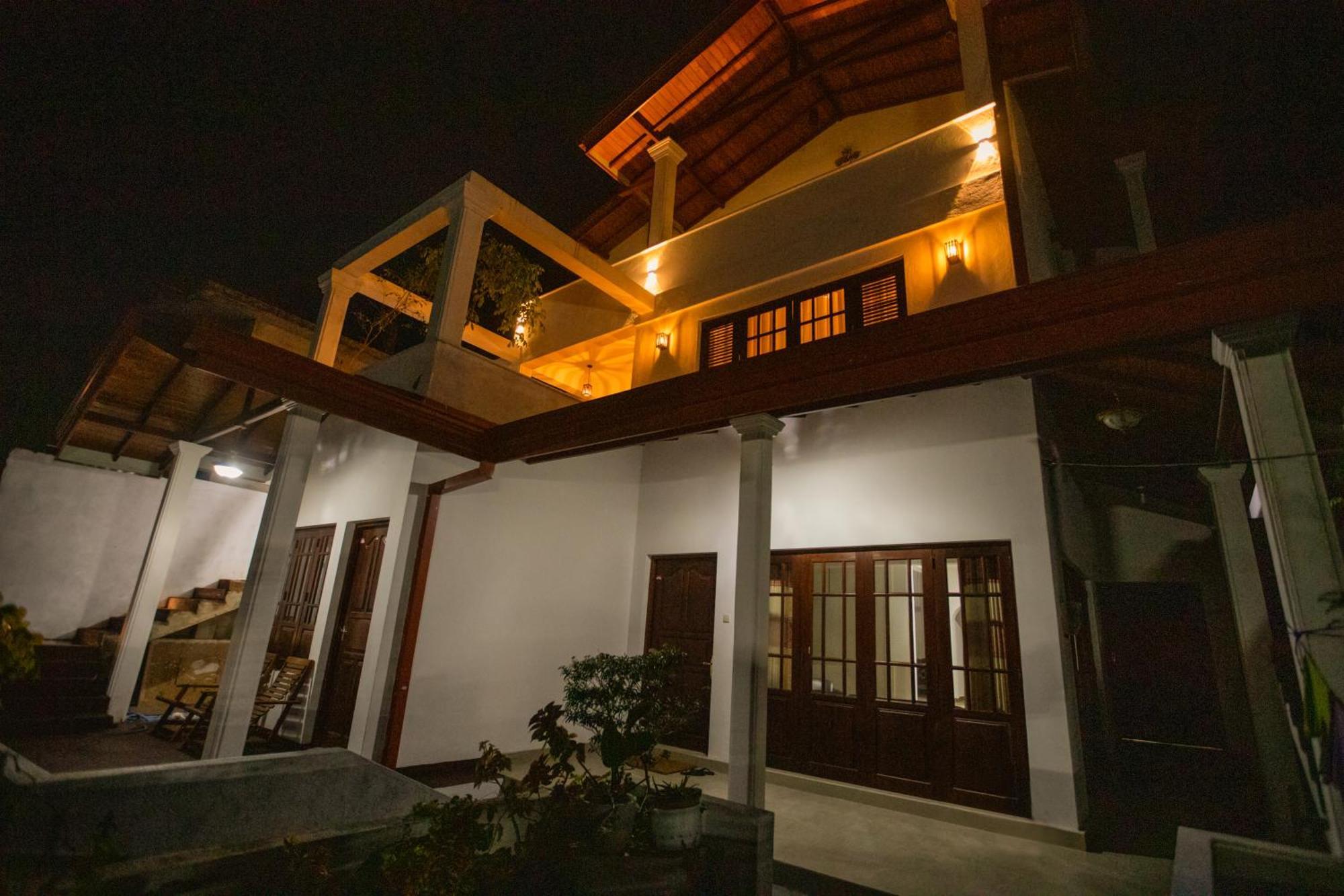 Golden Shower Inn Kandy Esterno foto