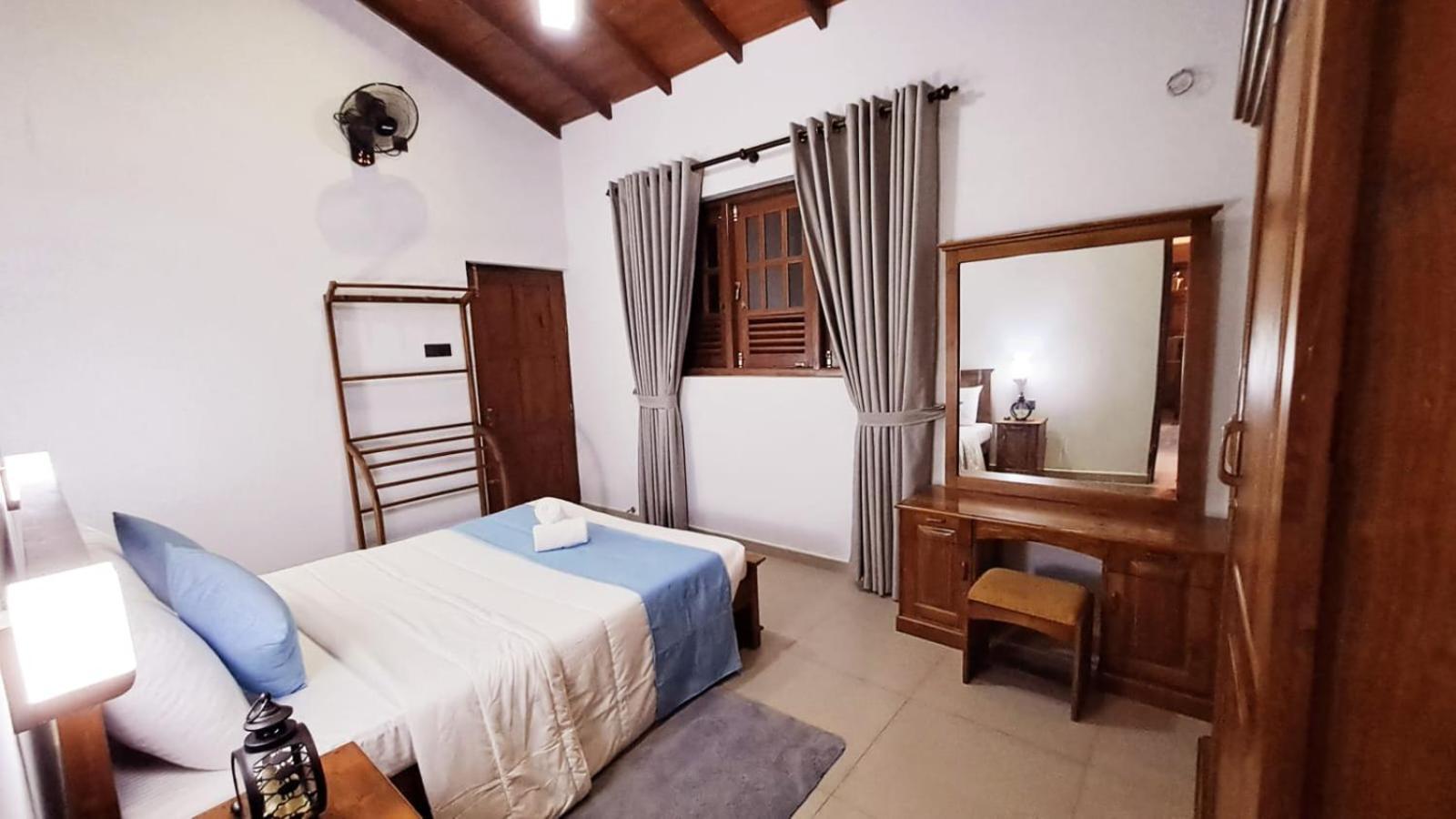 Golden Shower Inn Kandy Esterno foto