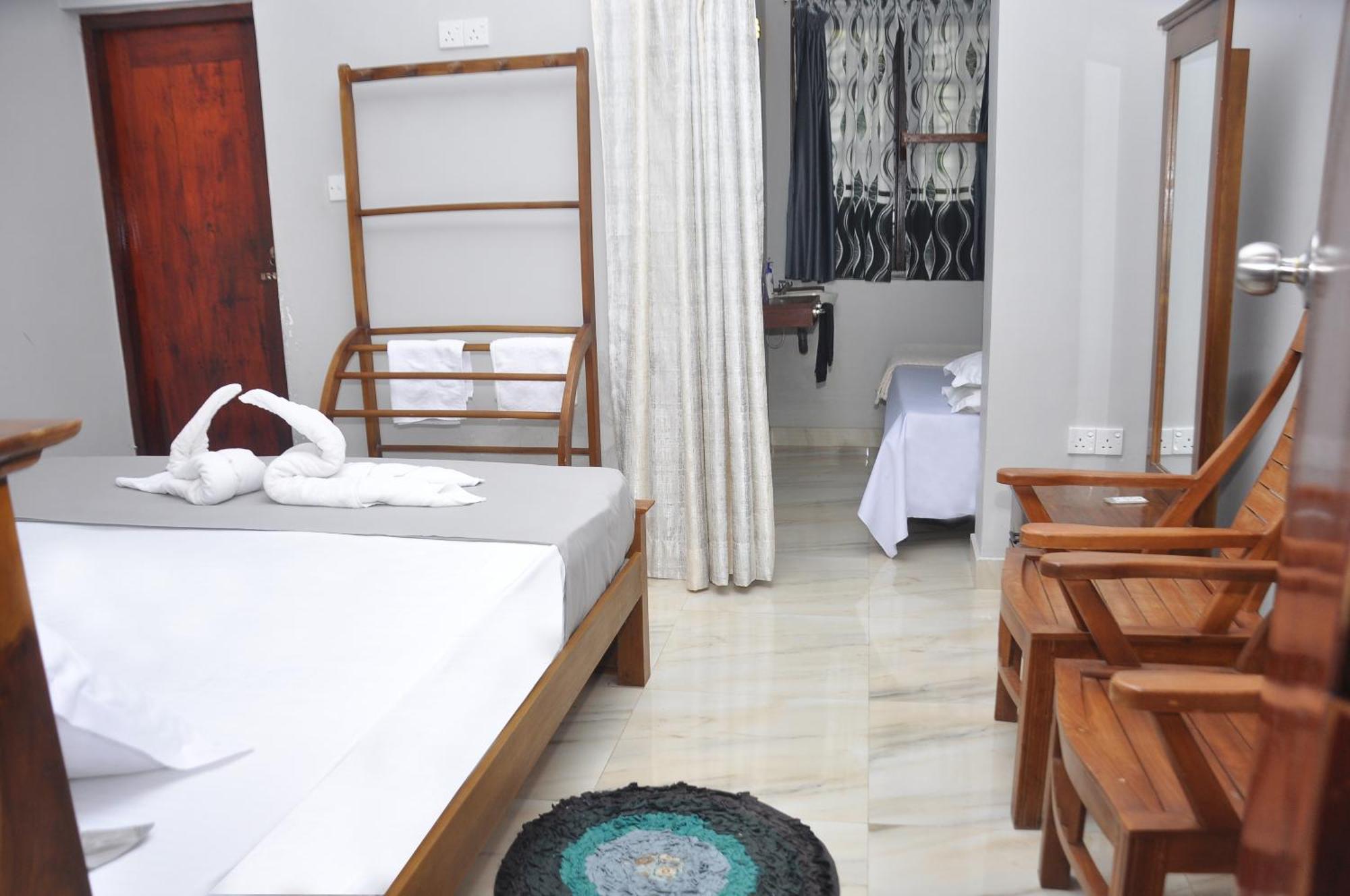 Golden Shower Inn Kandy Esterno foto