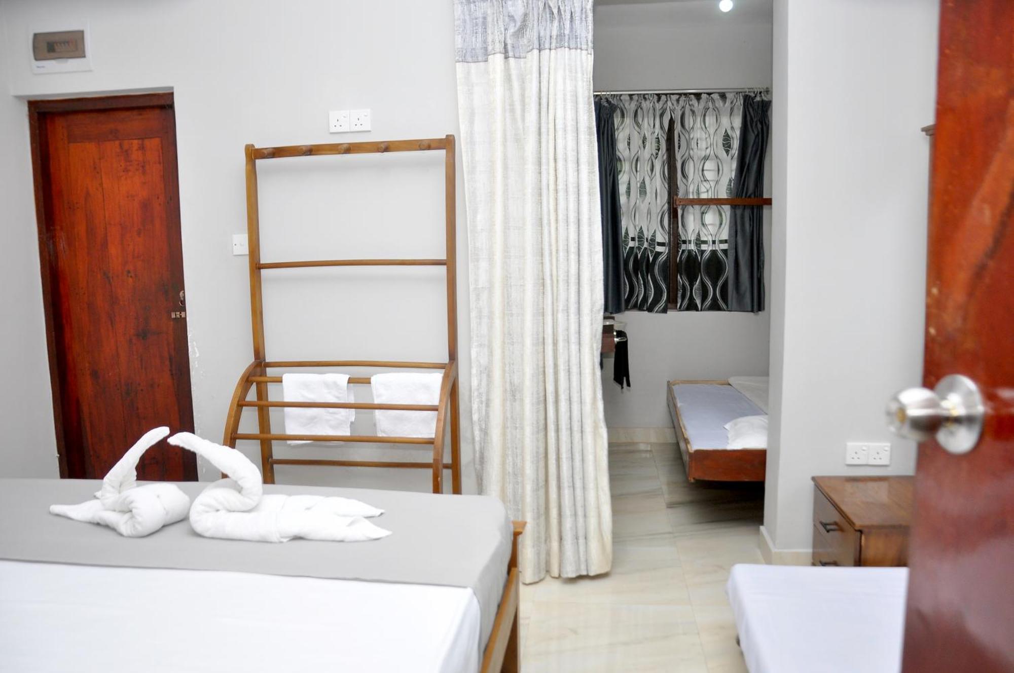 Golden Shower Inn Kandy Esterno foto