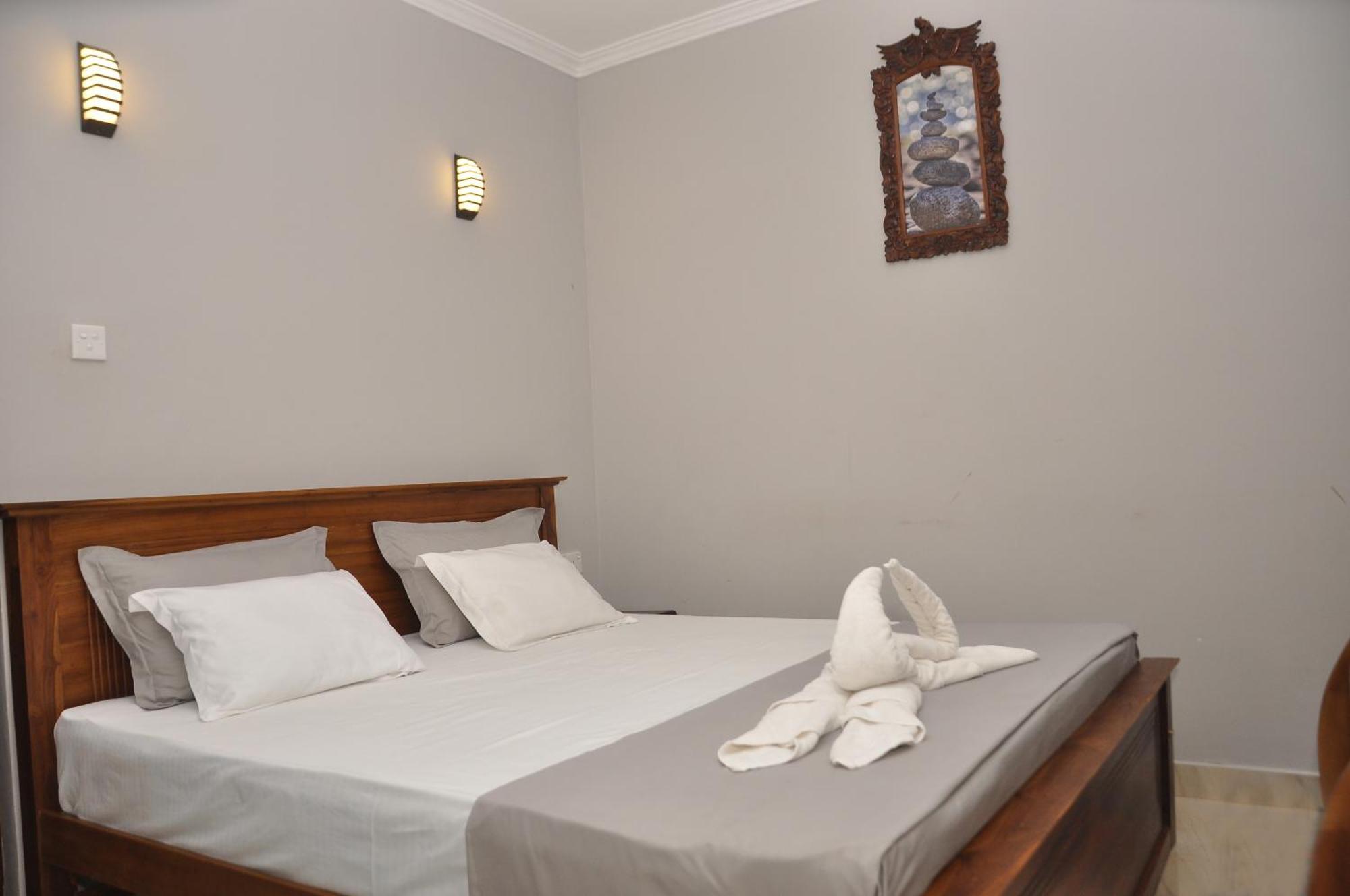 Golden Shower Inn Kandy Esterno foto